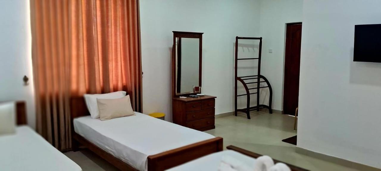 Urban Breeze Hotel Kundasale Bagian luar foto