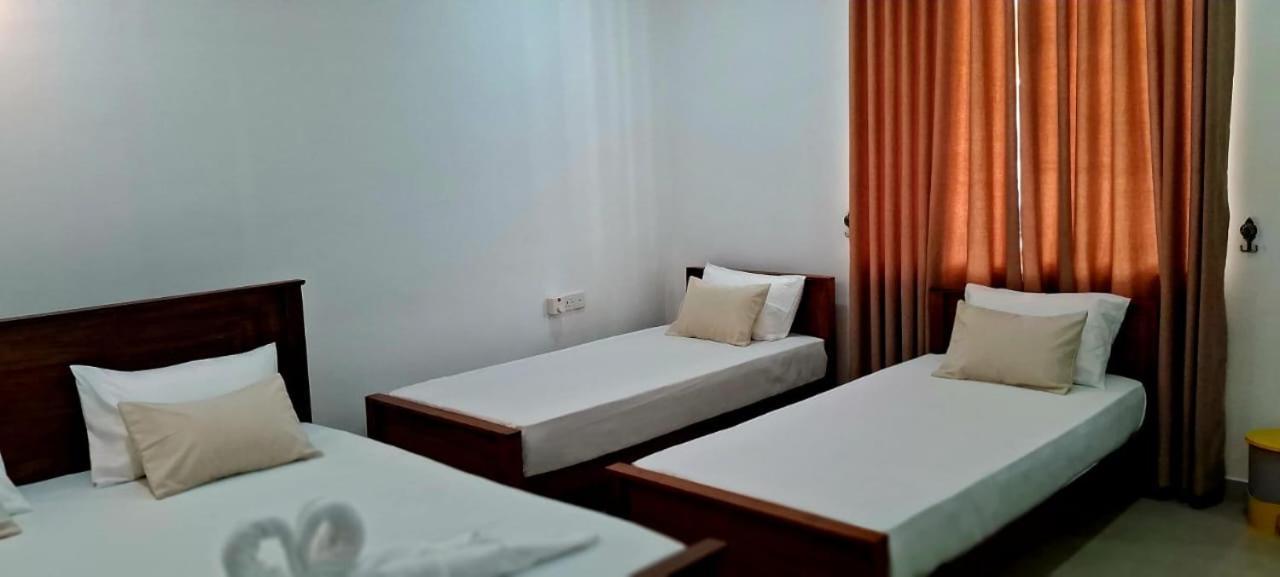 Urban Breeze Hotel Kundasale Bagian luar foto